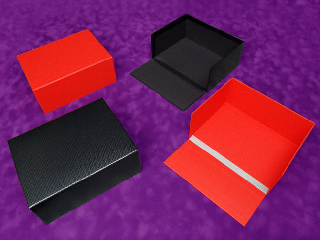 Coffret avec partie sur charnière/ Boîtes avec rabat tombant