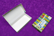 Packaging carton avec couvercle à charnière